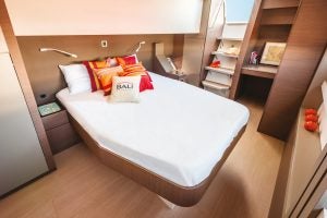 Cabina del catamarano Bali 4.8 con letto matrimoniale e scaletta per l'accesso al ponte