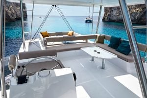 Flybridge spacieux du Bali 4.8 avec espace de repas à la barre et de bain de soleil