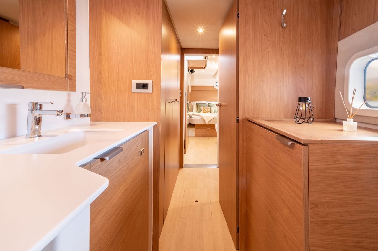 Ampia suite armatoriale con bagno a bordo del catamarano a vela Bali CatSpace