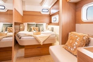 Amplia suite de propietarios a bordo del catamarán a vela Bali CatSpace