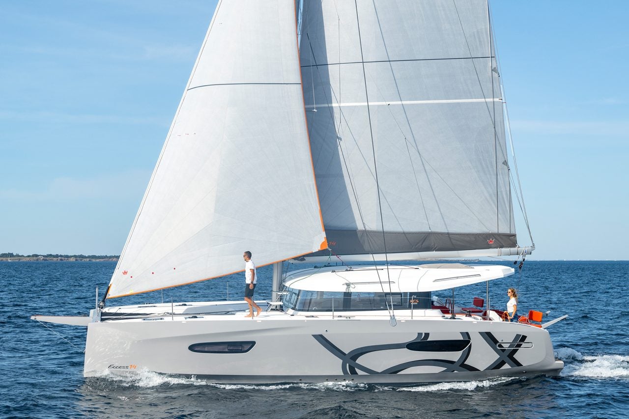 Catamaran Excess 14 naviguant avec une femme à la barre