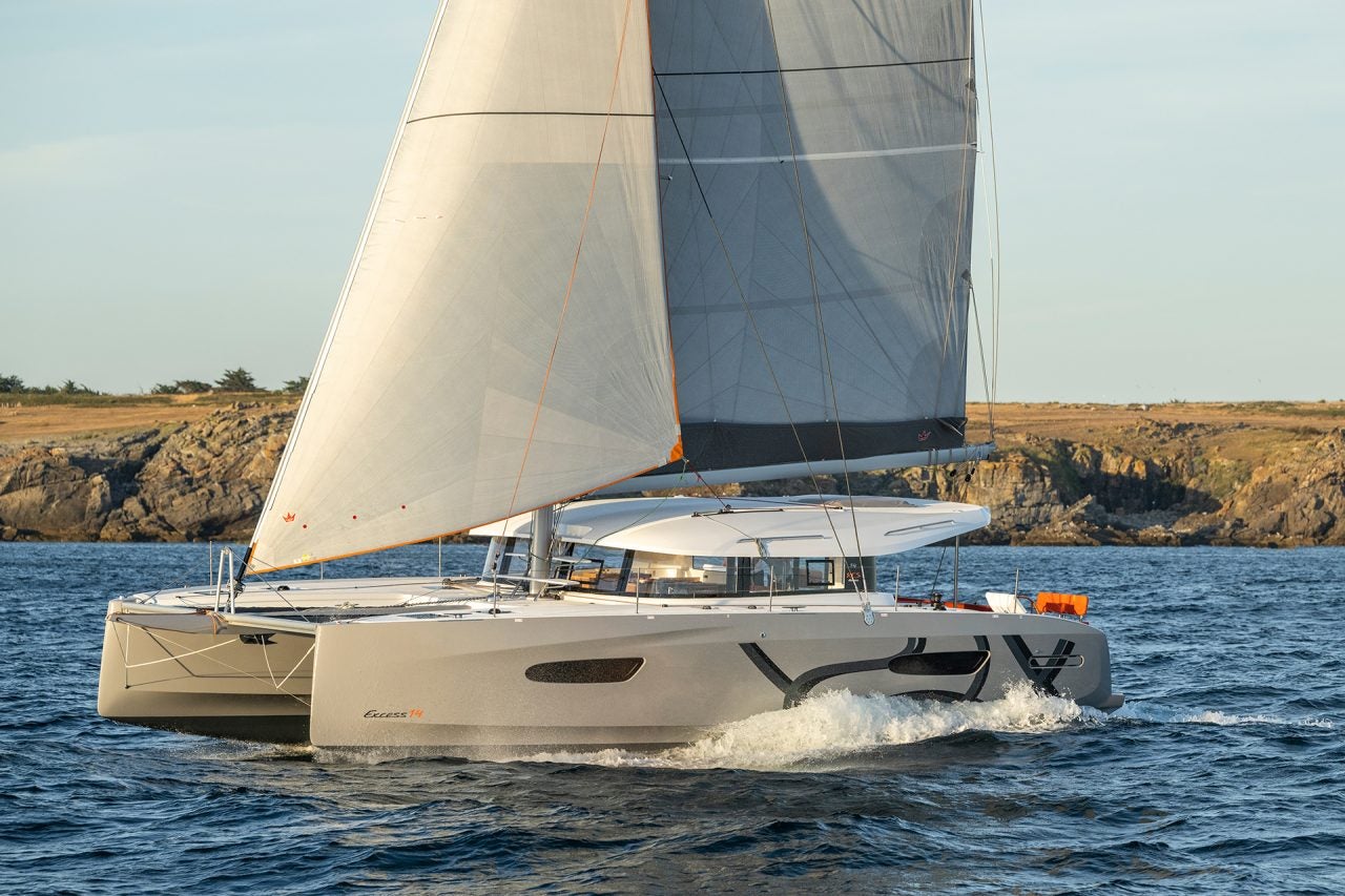 Catamaran Excess 14 naviguant le long d’un littoral accidenté