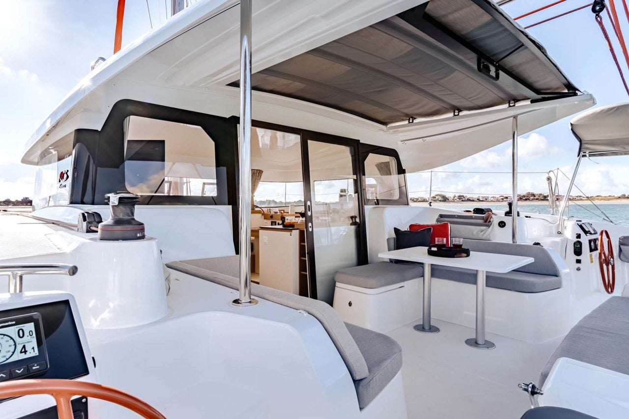 Cockpit des Segelboots Excess 11 mit Sitzgelegenheit und Tisch