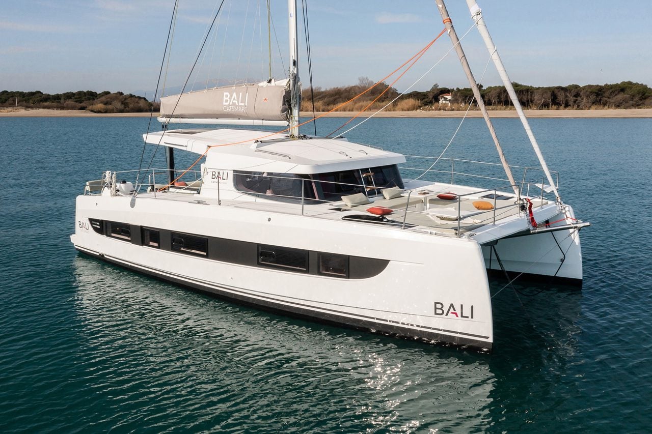 Bali Catsmart au mouillage sur des eaux bleues et calmes près du rivage