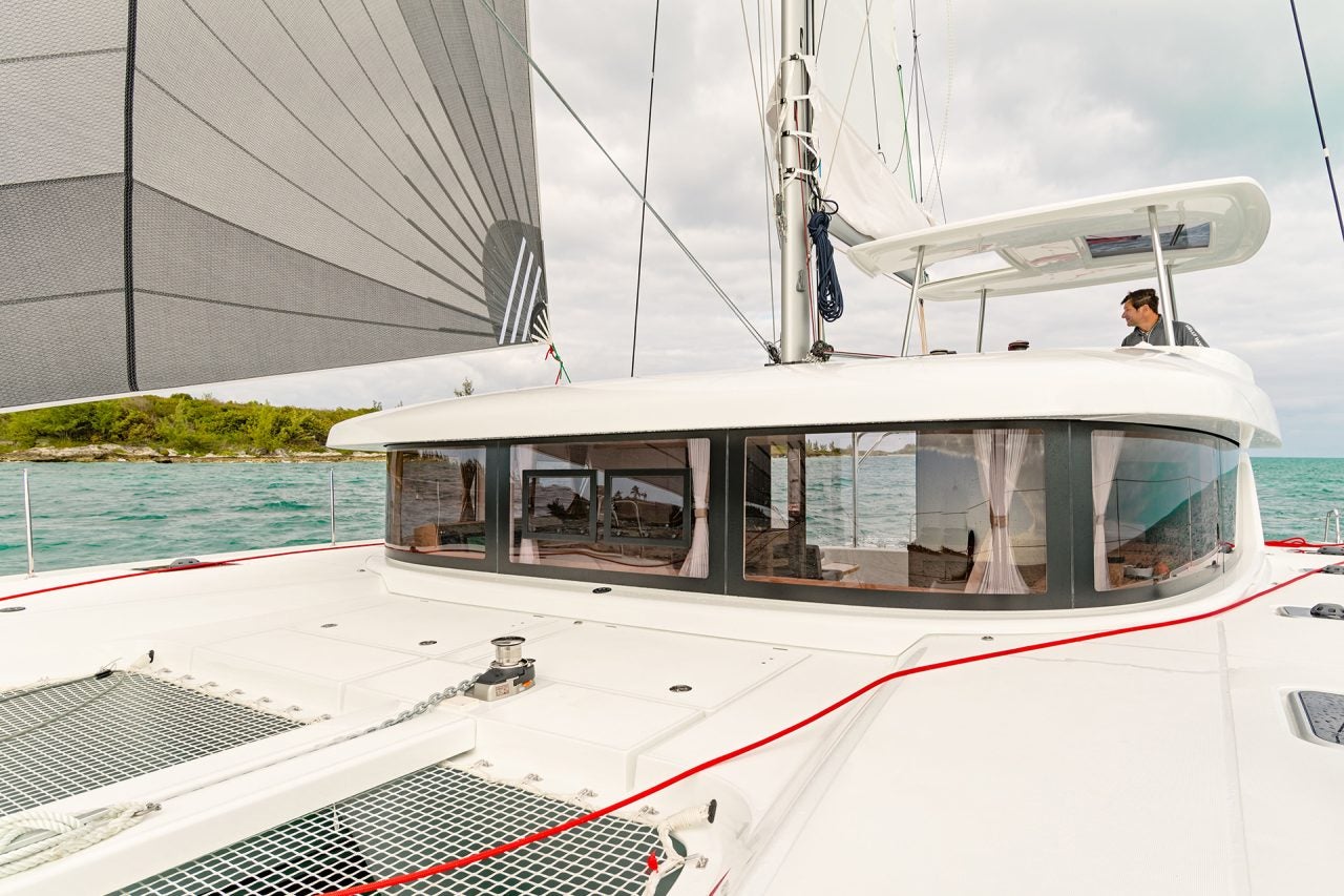 Ein Mann am Steuer der Yacht Lagoon 42