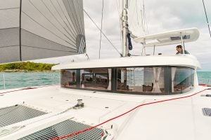 Ein Mann am Steuer der Yacht Lagoon 42