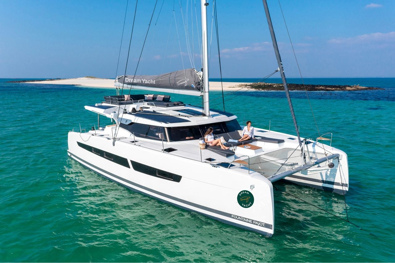 Catamaran électrique durable Dream Yacht ancré près de l’île de sable