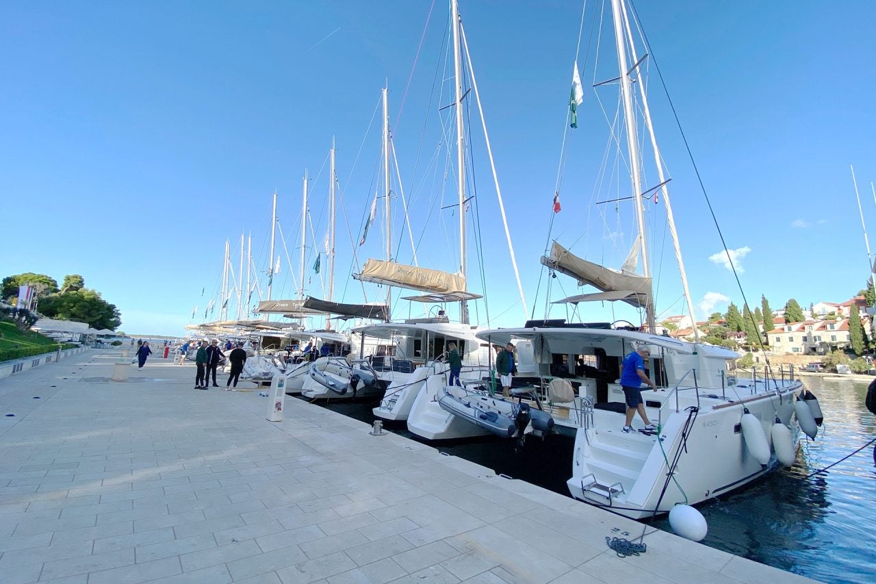 Dream-Yacht-Flotte von Segelkatamaranen, die an einem Kai angelegt haben