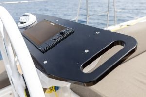 Primo piano dei comandi elettronici della timoneria della barca a vela Dufour 41