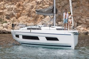 Bateau à voile Dufour 41 avec couple debout sur la proue