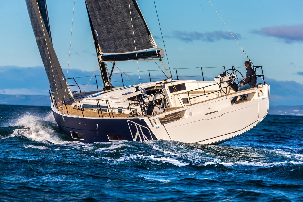 Das Segelboot Dufour 530 mit vollen Segeln und Mann am Steuer