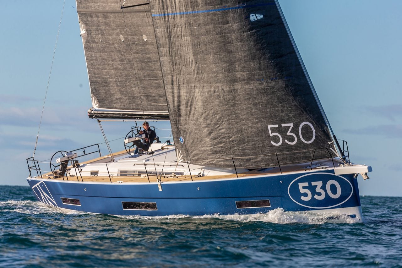 Das Einrumpfsegelboot Dufour 530 mit Mann am Steuer