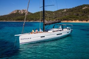 Das Einrumpfsegelboot Dufour 61 vor Anker im strahlend blauen Wasser