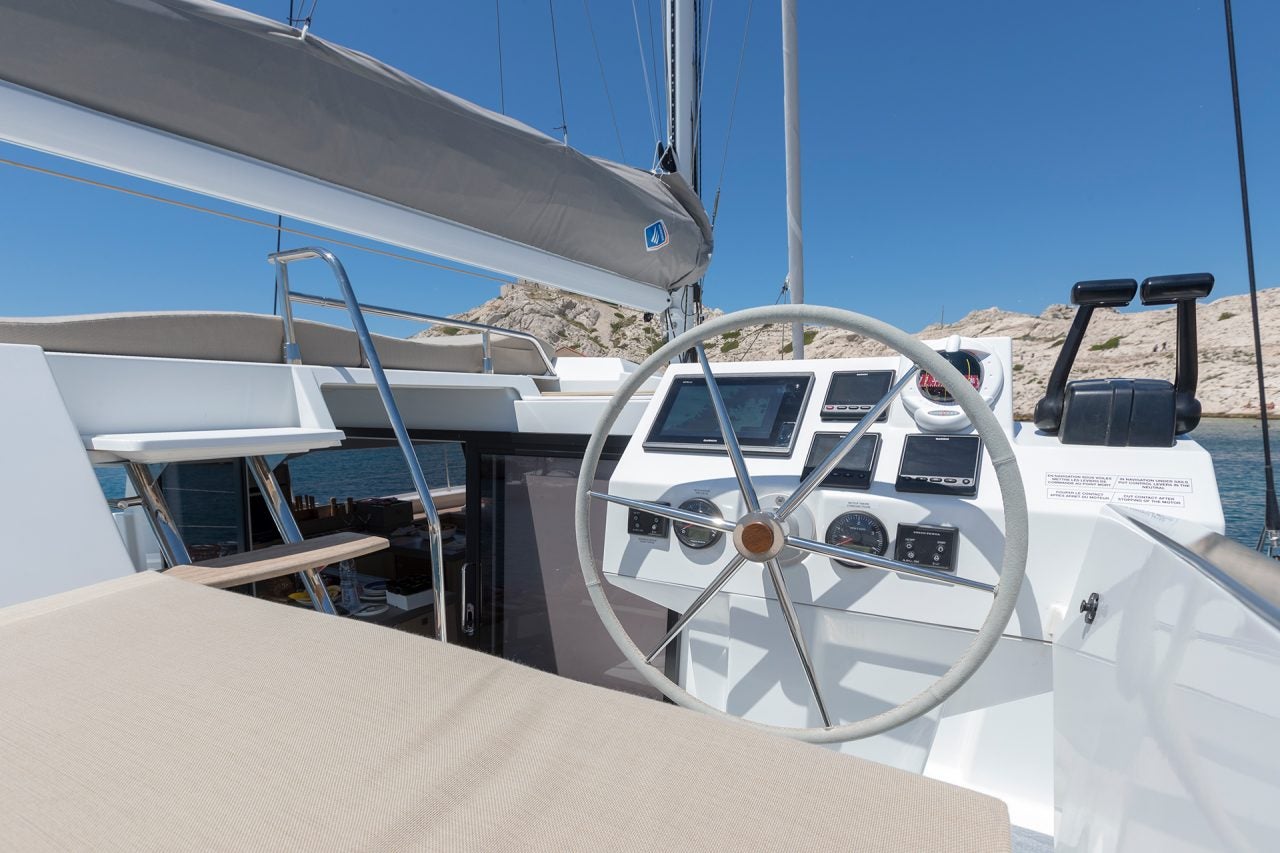 Barre du voilier électrique Fountaine Pajot Astrea 42