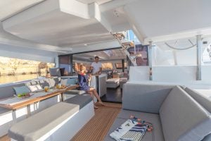 Una pareja en el espacioso camarote del catamarán eléctrico Elba 45