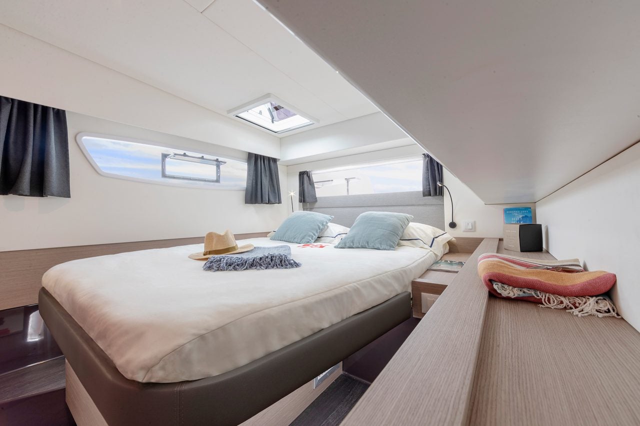 Camarote interior con luz natural del catamarán eléctrico Fountaine Pajot Elba 45