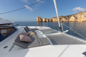 Cubierta delantera del catamarán eléctrico Elba 45 con asientos en zona de estar y trampolín