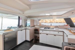 Cucina del catamarano a vela Fountaine Pajot Elba 45 Electric