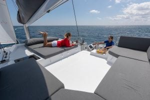 Couple sur le flybridge du catamaran électrique intelligent Pajot Elba 45