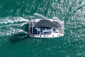 Luftbild des segelnden Katamarans Fountaine Pajot Aura 51