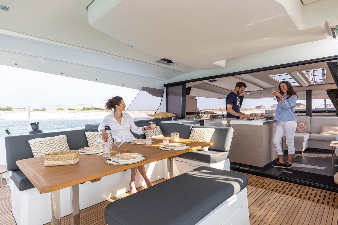 Personnes profitant de la zone du cockpit du bateau Fountaine Pajot Electric Aura 51