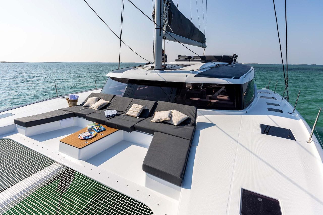 Komfortabler Lounge-Bereich auf dem Vorderdeck des Elektro-Katamarans Fountaine Pajot Aura 51