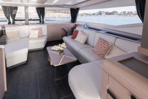 Lounge-Sitzbereich im Inneren des Elektro-Katamarans Fountaine Pajot Aura 51