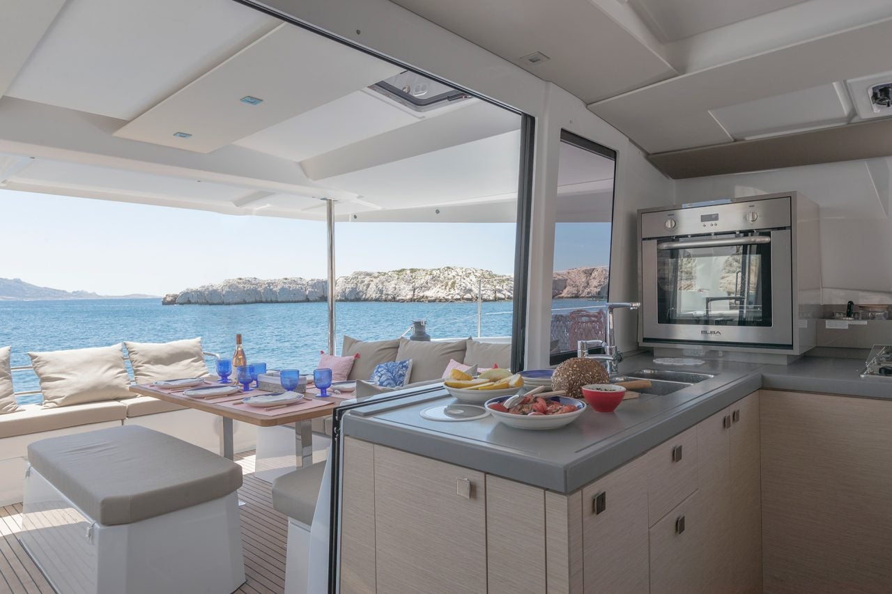 Vue sur le catamaran électrique Astrea 42 de la cuisine vers le cockpit extérieur