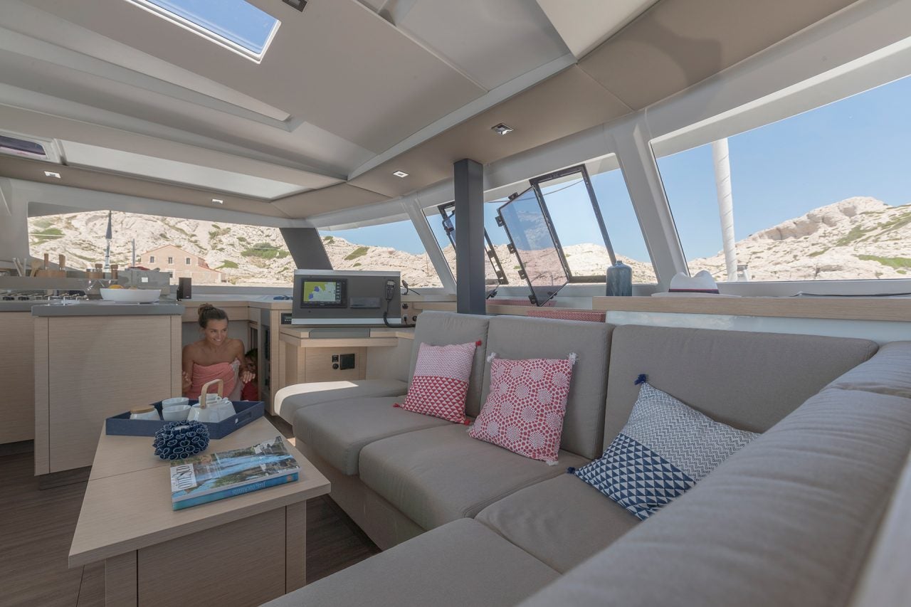 Die Salon-Lounge des Elektro-Katamarans Fountaine Pajot 42