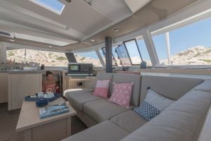 Salotto del catamarano elettrico Fountaine Pajot 42