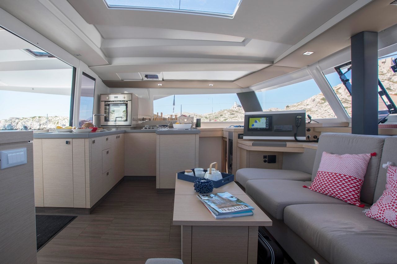 Der Wohnbereich im Inneren des Elektro-Katamarans Fountaine Pajot Astrea 42