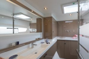 Salle de bain de la suite du propriétaire à bord du catamaran électrique intelligent Astrea 42