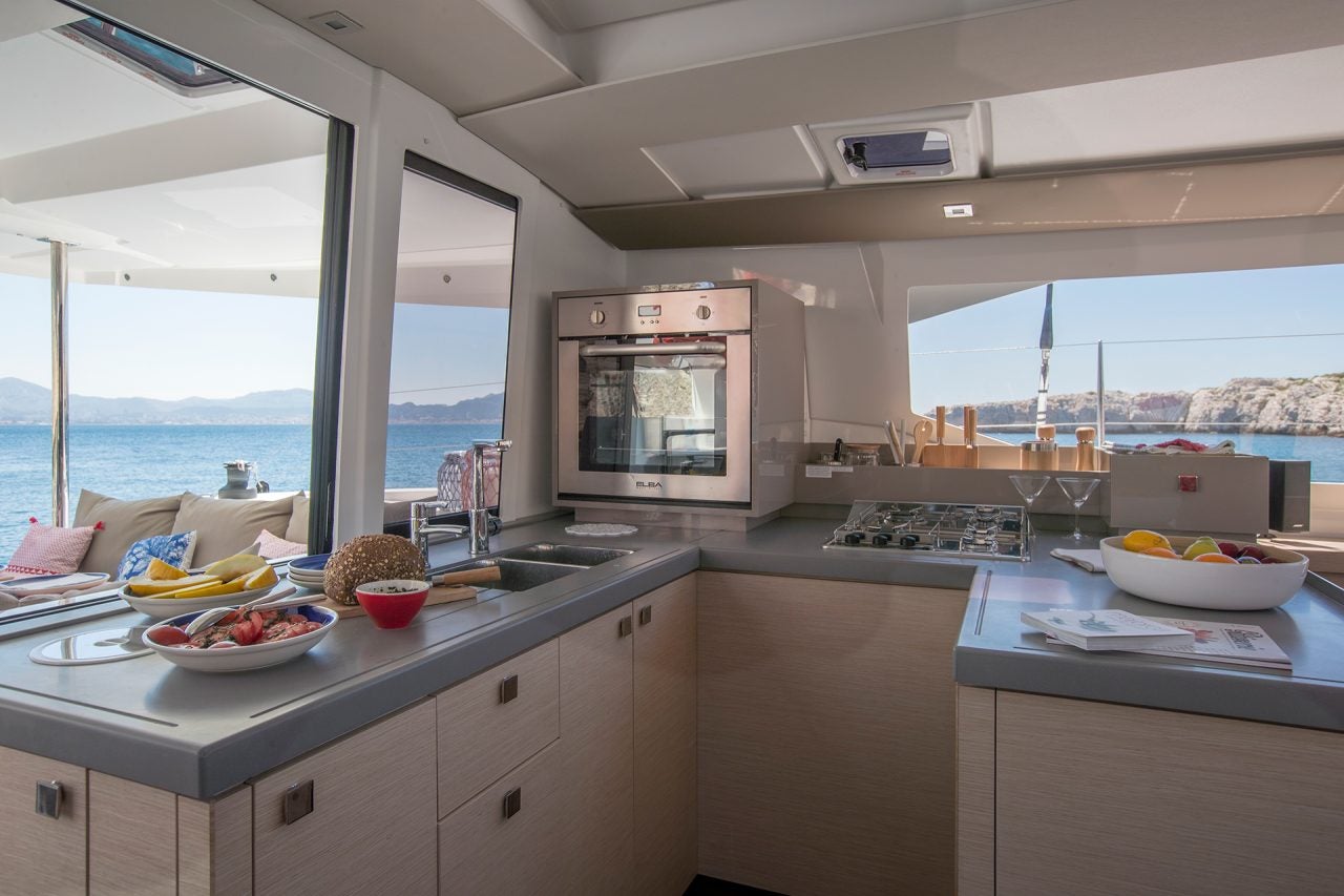 Cuisine du catamaran électrique Fountaine Pajot Astrea 42