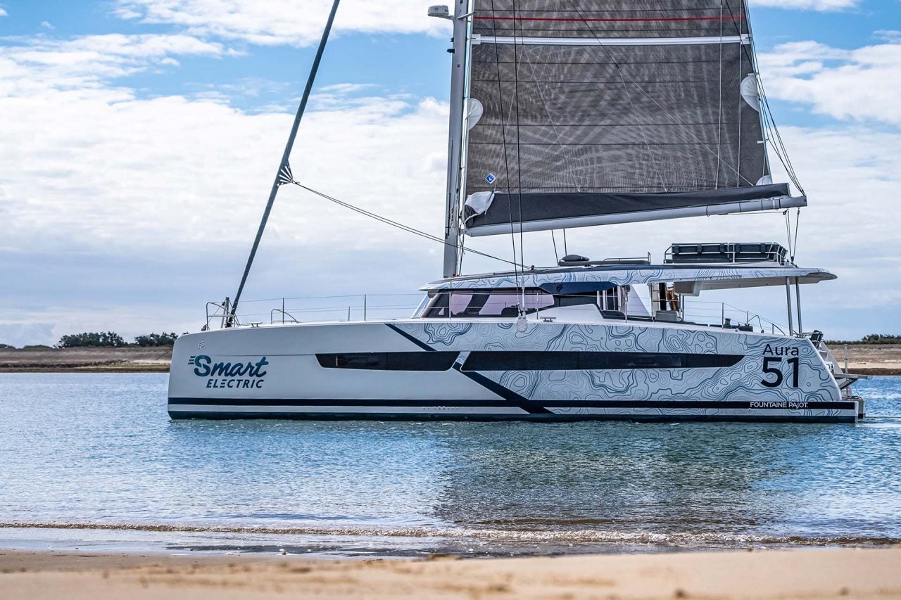 Seitenansicht des segelnden Katamarans Fountaine Pajot Aura 51