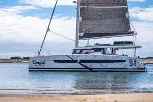 Vue latérale du catamaran Fountaine Pajot Aura 51 en train de naviguer