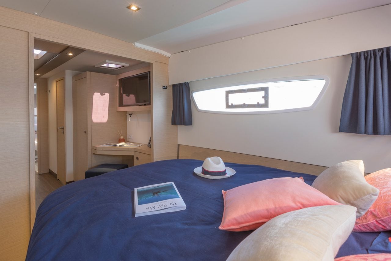 Letto della cabina del catamarano elettrico Fountaine Pajot Astrea 42