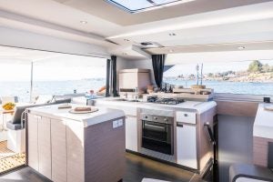 Cucina di bordo e pozzetto del catamarano smart electric Pajot Aura 51