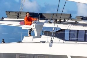 Homme à la barre du catamaran électrique intelligent Aura 51