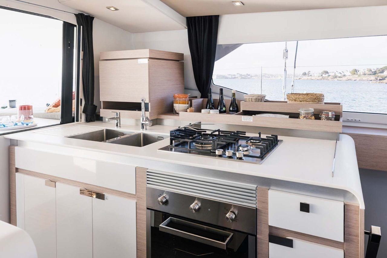 Spüle und Herdplatte des Elektro-Katamarans Fountaine Pajot Aura 51