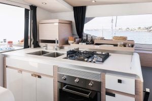 Lavello e piano cottura del catamarano elettrico Fountaine Pajot Aura 51