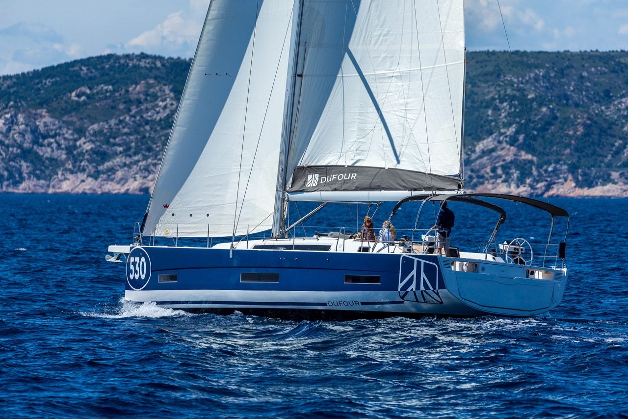 Bateau à voile électrique intelligent Dufour 530 sous voiles