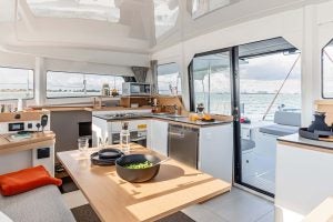 Salone e cucina di bordo del catamarano a vela Excess 11