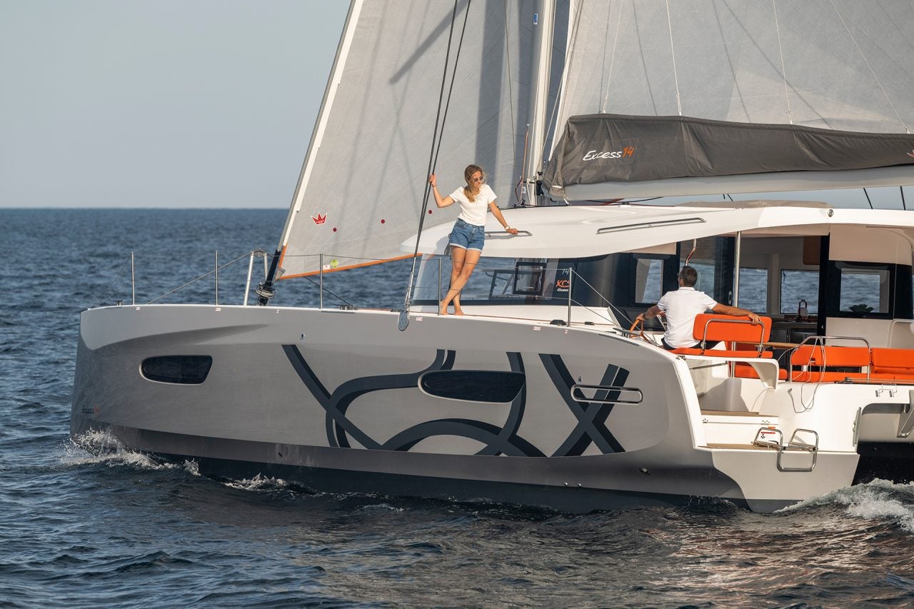 Catamarán Excess 14 navegando con una pareja a bordo