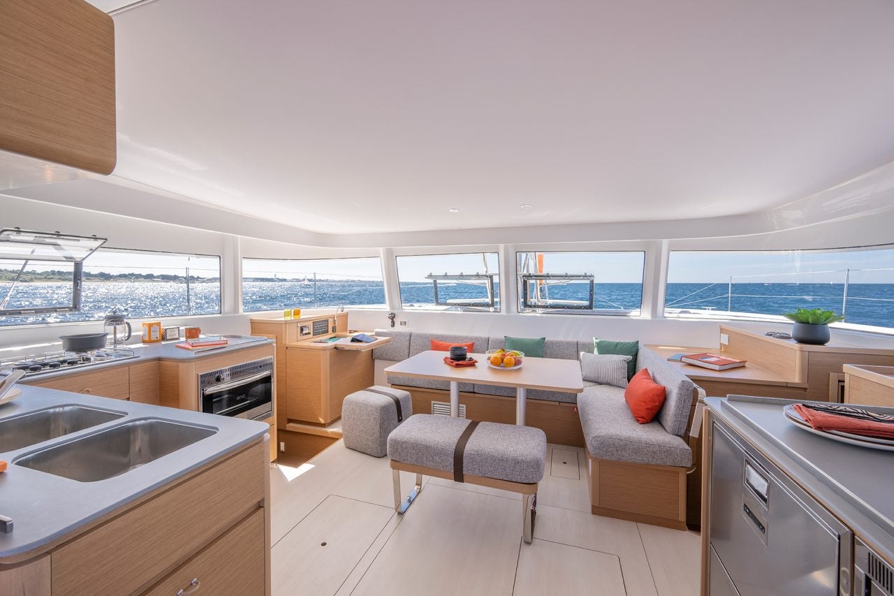 Salón interior del yate a vela Excess 14 con ventanas envolventes