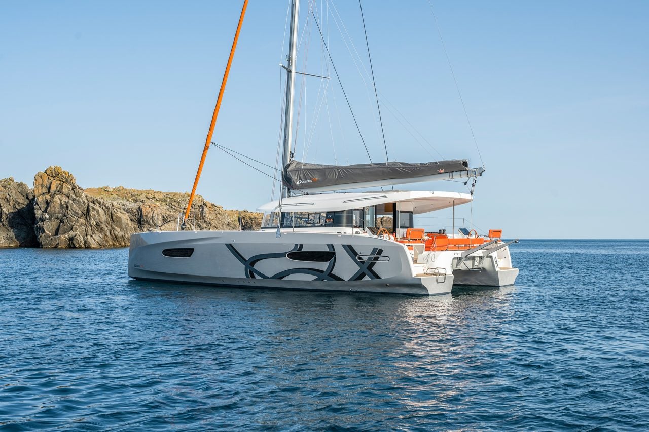 Catamarano Excess 14 ancorato vicino a una costa frastagliata