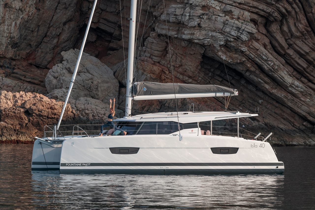 Catamaran Isla 40 ancré près de falaises rocheuses