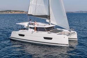 Die Yacht Fountaine Pajot Isla 40 segelt vor der Küste