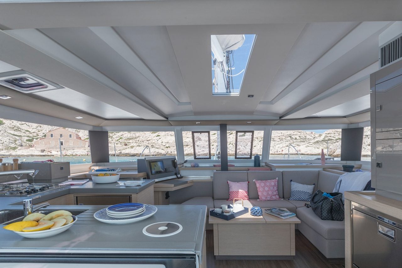 Salone del catamarano Fountaine Pajot 67 con ampie finestre