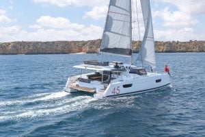 Der Katamaran Fountaine Pajot Elba 45 segelt in der Nähe einer felsigen Küste