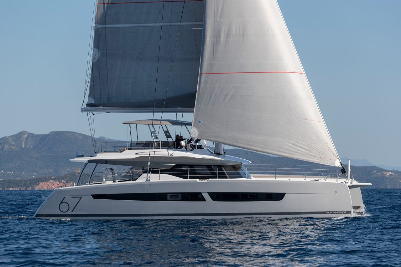 Catamaran Alegria 67 naviguant à voile relevée